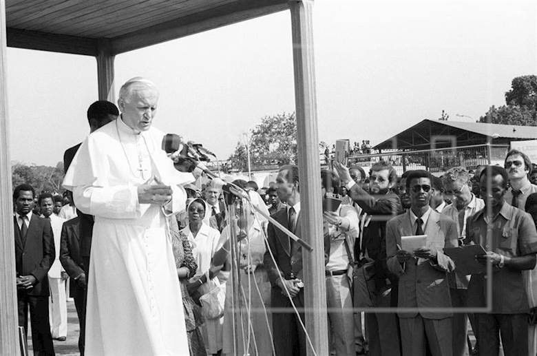 San Juan Pablo II durante su visita apostólica a Guinea Ecuatorial el 18 de febrero de 1982